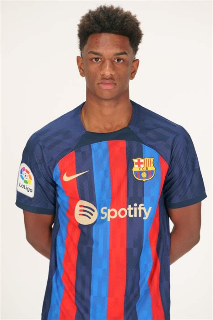 Alejandro Balde 'responds' to the imminent signing of M. Alonso with a