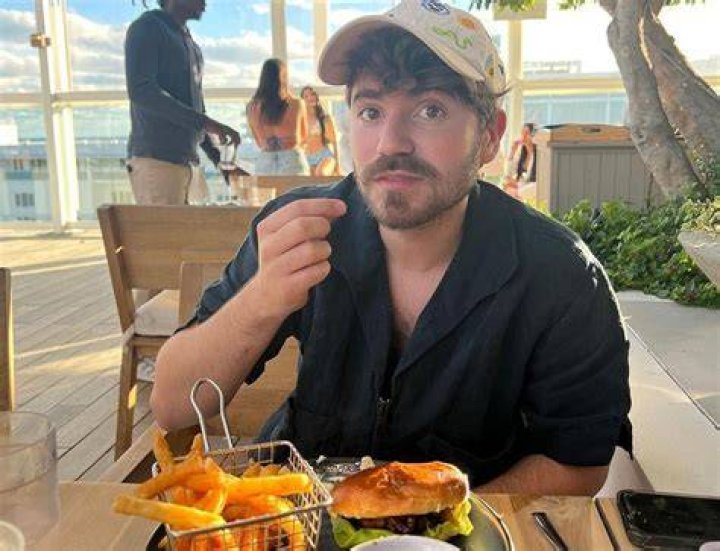 Is Noah Galvin Transgender, Photos As A Child Partner Parents And Age |