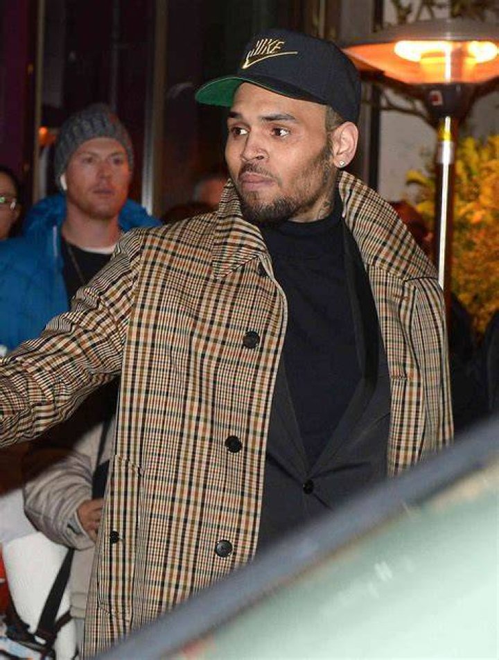 [Photos] Chris Brown Spotted Leaving Club Tru & Showing Fans Love